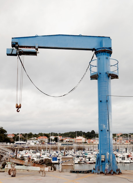 Grues grues pour charger des bateaux dans un port