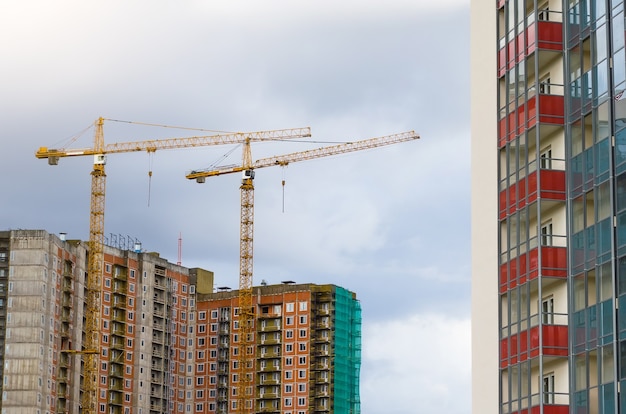 Grues hautes sur la construction de bâtiments résidentiels.