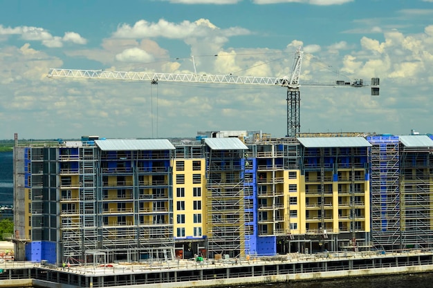 Grues de levage à tour sur le site de construction d'immeubles résidentiels de grande hauteur Développement immobilier