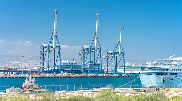 Grues à portique, entrepôt de conteneurs et navires au terminal de fret du port de Limassol, Chypre