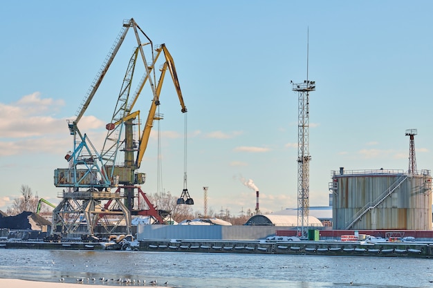 Grues portuaires massives dans le port maritime