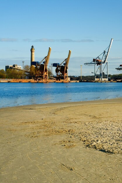 Grues portuaires Zone Industrielle port chargement déchargement navires