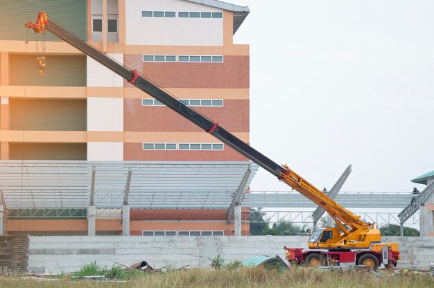 Des grues qui sont sur le point de soulever et de livrer des objets lourds des grues utilisées dans la construction de bâtiments