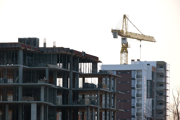 Grues à tour et hauts immeubles résidentiels en construction. Développement immobilier.