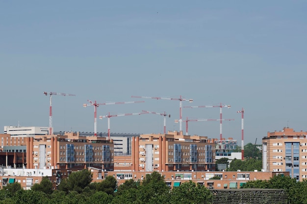 Grues à tour à la ville