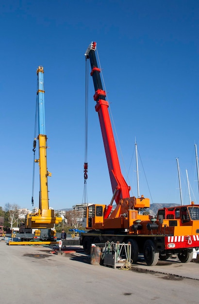 Grues de voiture sur un chantier de construction à Athènes Grèce