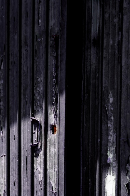 Grunge sombre porte d'un hangar abandonné laissé entrouverte