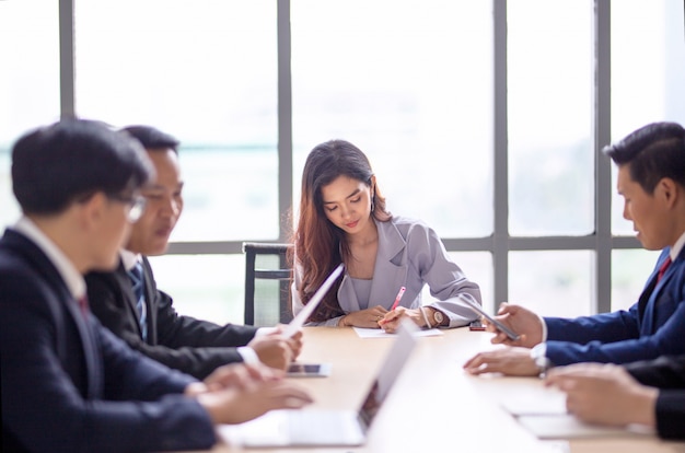 Gruop de gens d'affaires en séminaire ou réunion