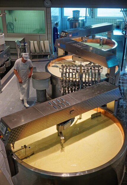 Gruyères, Suisse - 2 janvier 2015 : zone de transformation équipée de façon moderne de l'usine de fromage de Gruyère dans la ville médiévale de Gruyères dans le canton de Fribourg, Suisse