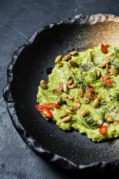 Guacamole aux cacahuètes grillées