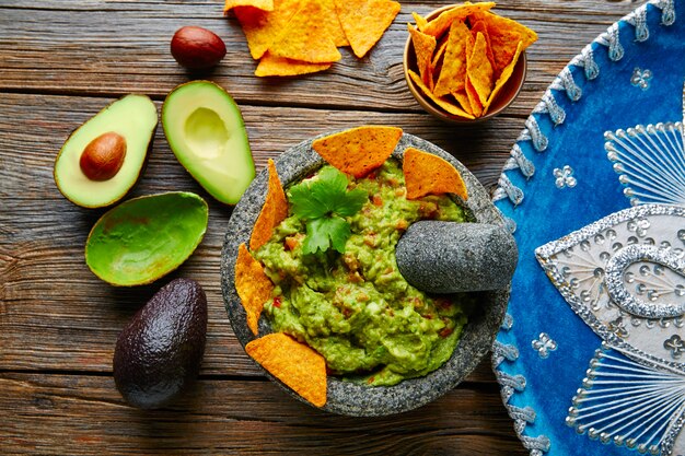 Guacamole aux nachos au molcajete mexicain