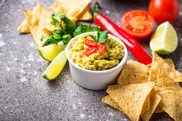 Guacamole à l&#39;avocat avec nachos de chips de maïs