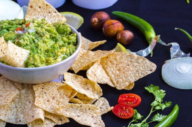 Photo guacamole à base d'avocat frais, typique du mexique.