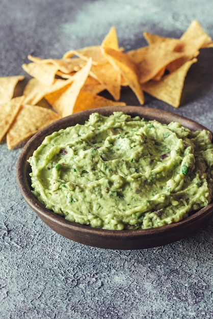 Guacamole dans un bol avec des chips de tortilla