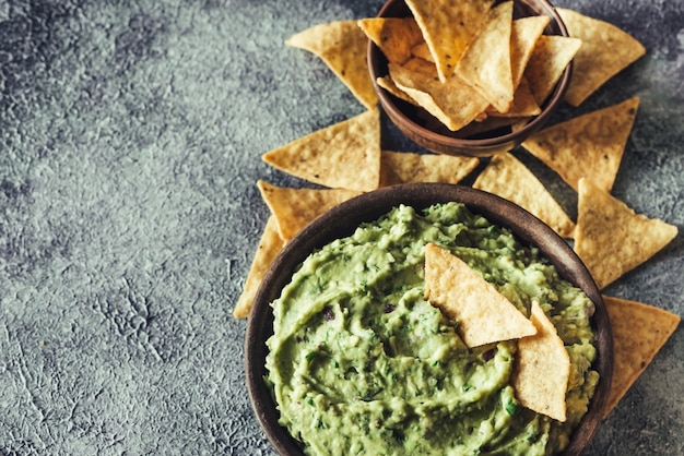 Guacamole dans un bol avec des chips de tortilla