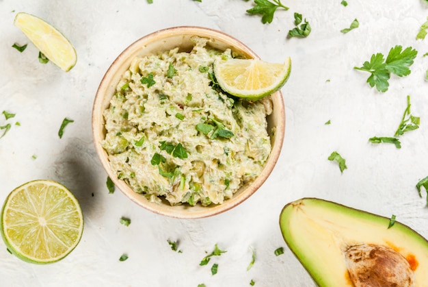 Guacamole fait maison dans un bol