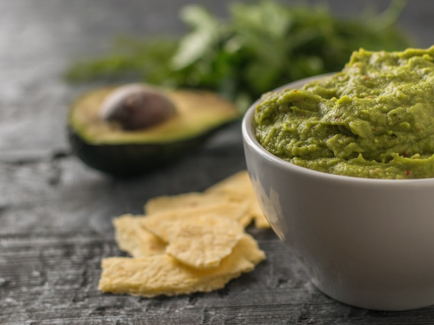 Guacamole fraîchement préparé