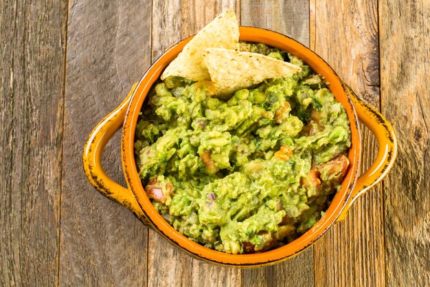 Guacamole frais fait maison dans le bol.dans le bol.