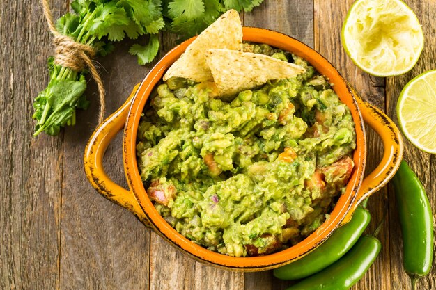 Guacamole frais fait maison dans le bol.dans le bol.