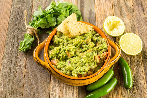 Guacamole frais fait maison dans le bol.dans le bol.