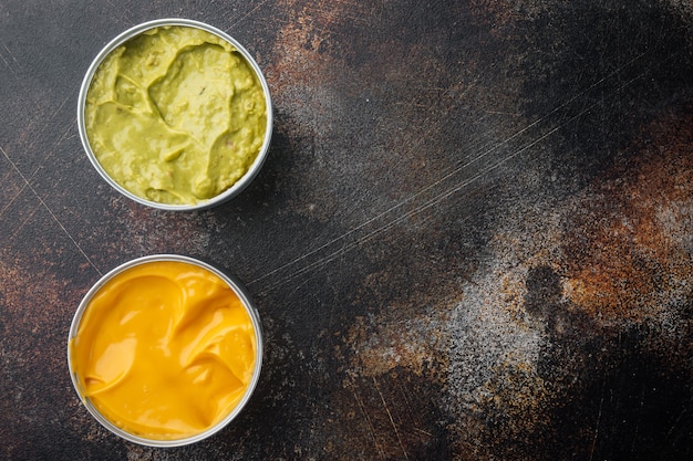 Guacamole et fromage en conserve en boîte, vue de dessus ou à plat