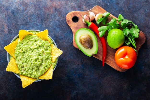 Guacamole avec ingrédients et chips tortilla nachos