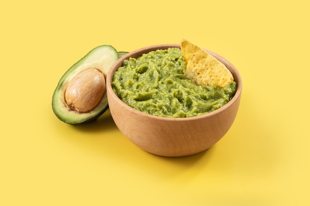 Guacamole mexicain avec puce nacho sur fond jaune