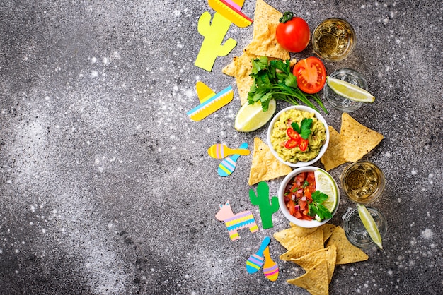 Guacamole, salsa, nachos et tequila