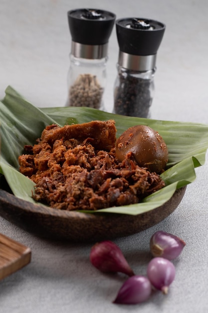 Gudeg est un plat signature de Yogyakarta. Ragoût de fruits Jack accompagné d'ingrédients épicés