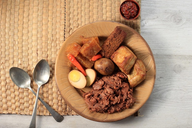 Gudeg. Un plat emblématique et légendaire de Yogyakarta en Indonésie. Ragoût de Jack Fruit Accompagné d'un ragoût épicé de craquelins de peau de bétail et d'œufs bruns, de tofu, de tempeh et de sambal.