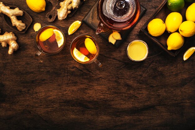 Guérir la tisane noire au gingembre miel citron Boisson de rappel immunitaire dans une tasse en verre sur bois rustique