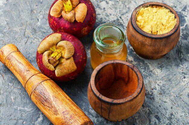 Guérison du mangoustan aux fruits en médecine alternative, teinture de mangoustan