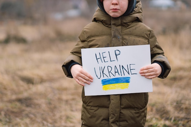 La guerre de la russie contre l'ukraine un garçon qui pleure demande d'arrêter la guerre en ukraine