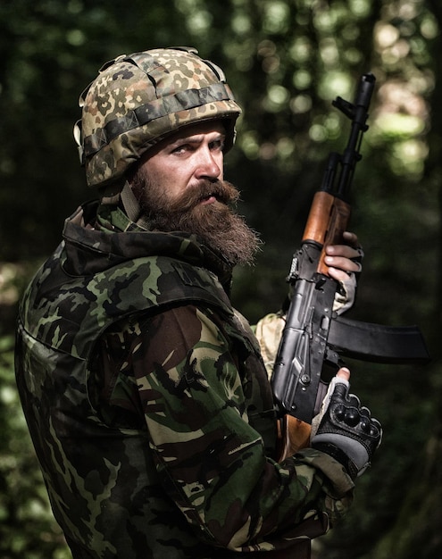 Guerre d'Ukraine Conflit militaire concept géopolitique Arrêter la guerre et l'agression russe en Ukraine Ukraine sur l'uniforme militaire Soldat ukrainien avec fusil d'assaut AK