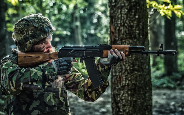 Guerre d'Ukraine Conflit militaire concept géopolitique Soldats russes ou ukrainiens avec fusil Russie contre soldat ukrainien