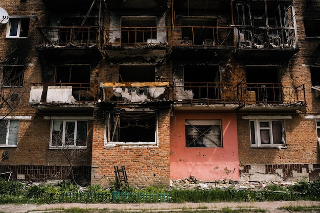 Guerre en Ukraine Une maison civile incendiée de l'armée russe dans la ville occupée de Trostyanets Invasion militaire russe de l'Ukraine 2022