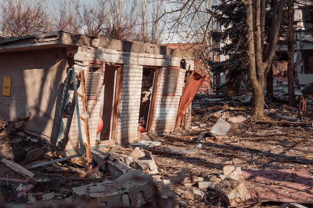guerre en Ukraine ruines d'un bâtiment de jardin d'enfants après le bombardement par les troupes russes