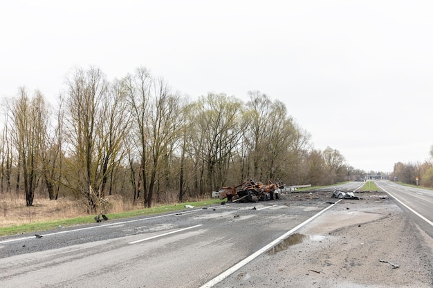 Guerre en Ukraine Voitures incendiées au bord de la route Traces de l'invasion de l'Ukraine par l'armée russe sur l'autoroute près de Tchernihiv