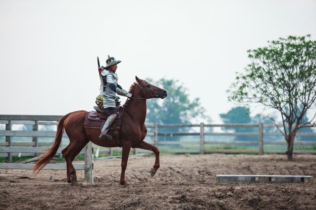 Guerrier En Armure Traditionnelle à Cheval Dans La Ferme