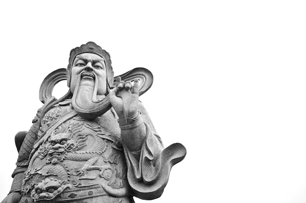 Guerrier chinois God of War statue en pierre dure isolée sur fond blanc en noir et blanc