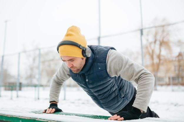 Guerrier d'entraînement d'hiver, l'image représente un jeune adulte déterminé s'entraînant en gymnastique au milieu