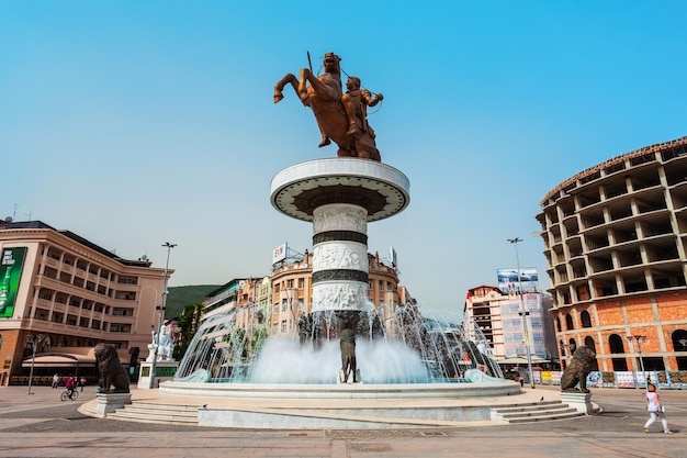 Guerrier sur la fontaine de statue de cheval Skopje