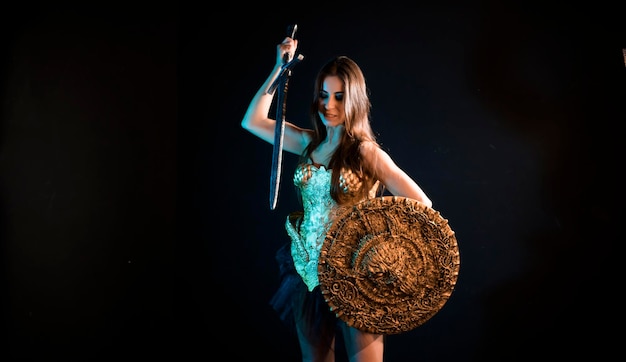 Photo guerrier valkyrie, femme avec un manteau de fer d'armure dorée et une grande épée de guerrier