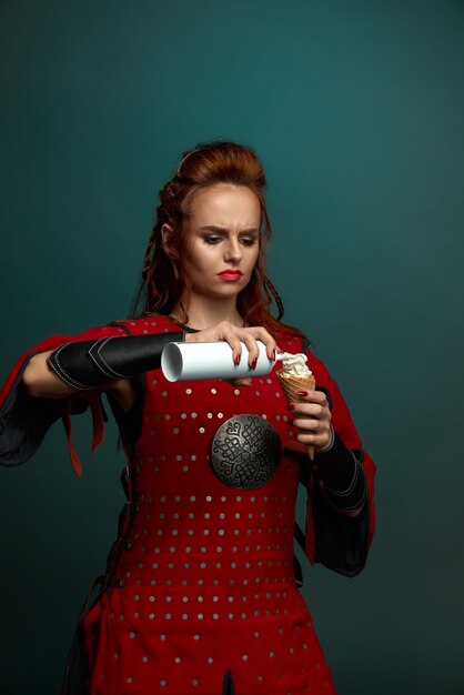 Guerrière aux cheveux rouges, manger de délicieuses glaces