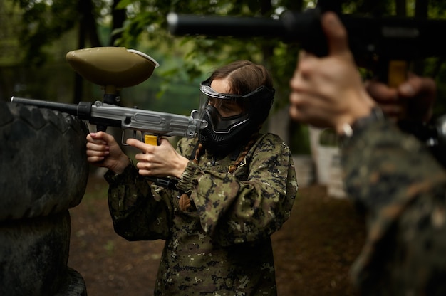 Guerriers aimimg avec des pistolets de paintball, jeu d'équipe