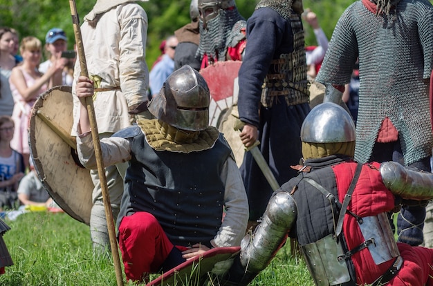 Guerriers médiévaux lourdement armés