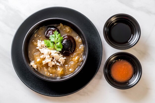 Gueule de poisson braisée dans une soupe de sauce rouge au crabe