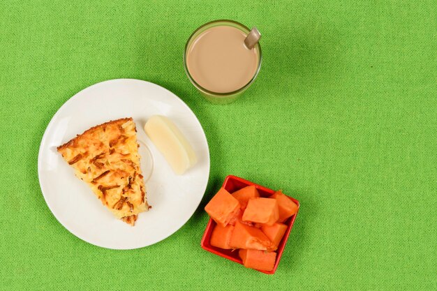 Guide alimentaire brésilien - Petit-déjeuner, avec café au lait, fromage, papaye et gâteau de manioc