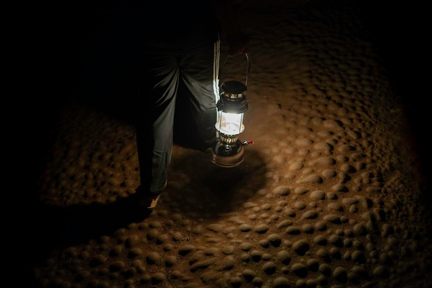 Guide de gaz lanterne dans une grotte en Thaïlande