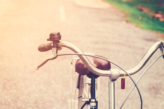 Photo guidon bicyclette vintage sur rue avec tonalité vintage